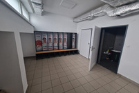 Szatnie sportowe i szkolne zmienią oblicze. Na zdjęciu łazienki szatni  w hali Trapez w Lesznie. 