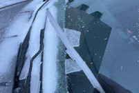 Zamarznięta szyba samochodu