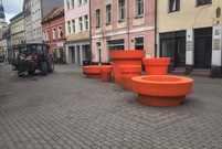 Kolorowe donice na ul. Wolności
