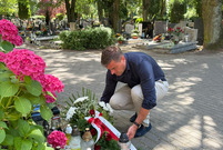 Prezydent Miasta Leszna złożył symbolicznie kwiaty na cmentarzu parafialnym w Lesznie przy tablicy pomordowanych za ojczyznę 
