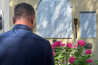 Prezydent Miasta Leszna złożył symbolicznie kwiaty na cmentarzu parafialnym w Lesznie przy tablicy pomordowanych za ojczyznę 