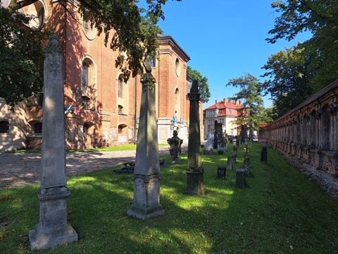 Tajemnice kościoła świętego Krzyża i lapidarium w Lesznie -spacer