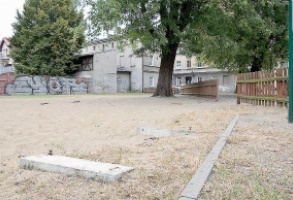 Teraz jest brzydko, ma być plac zabaw