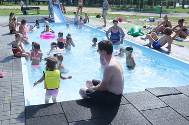 Przygotowania do sezonu letniego na odkrytym basenie w Lesznie