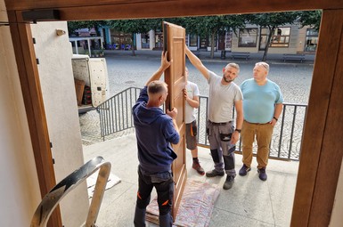 Zabytkowe drzwi ratusza w Lesznie znów na swoim miejscu