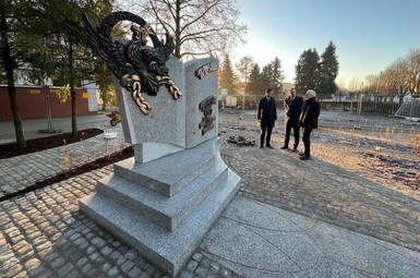 Trwa budowa pomnika Żołnierzy 55. Poznańskiego Pułku Piechoty w Lesznie