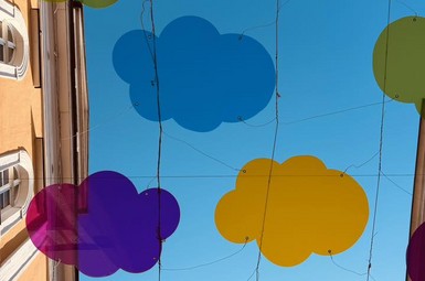 Kolorowa wiosna nad ulicami miasta