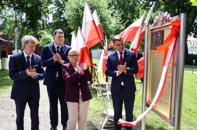 Odsłonięto tablicę pamiątkową na Skwerze Marii i Lecha Kaczyńskich w Lesznie